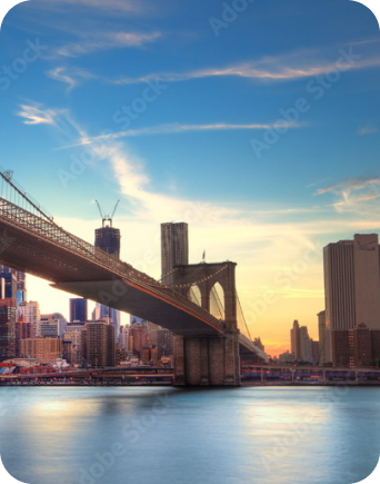Pont et skyline aux États-Unis